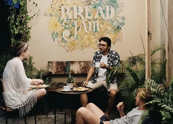 Bread And Jam Hostel Kuta 